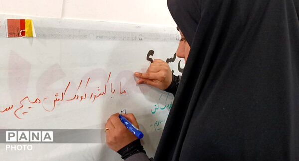 نمایشگاه تصاویر شهدای جنگ رمضان در روستای مومن آباد قم
