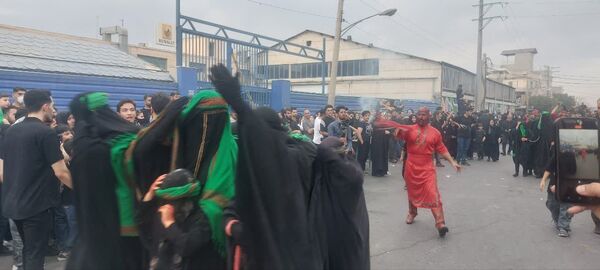 استقبال عزاداران حسینی از کاروان نمادین اسرای کربلا در قم