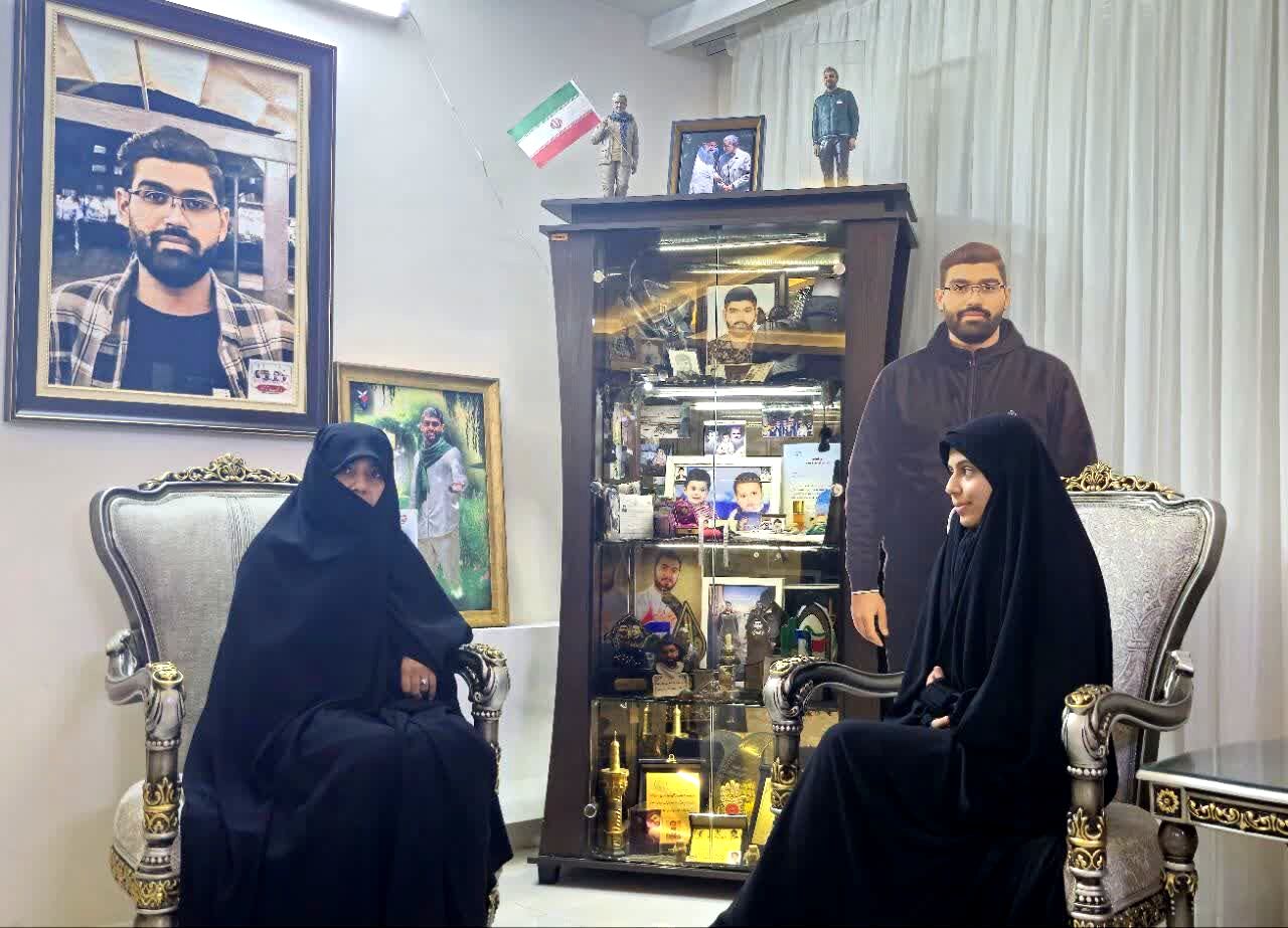 حسین از کودکی در مسجد حضور فعال داشت