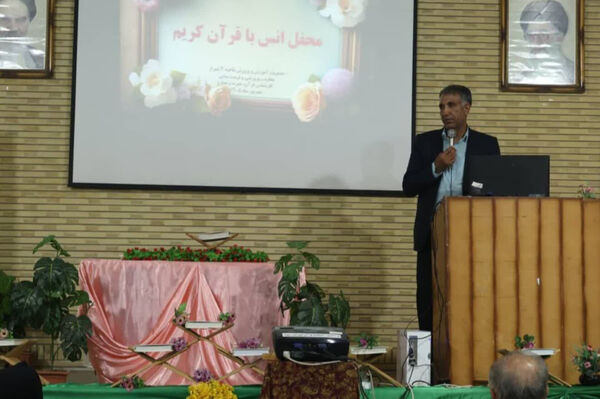 تقدیر از مدیران قرآنی ناحیه چهار شیراز در دبیرستان شاهد ۱۴