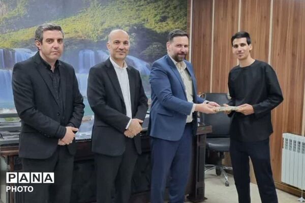 تقدیم قدردانی شهردار نسیم‌شهر از برگزیدگان پویش عکاسی «دلدادگان»