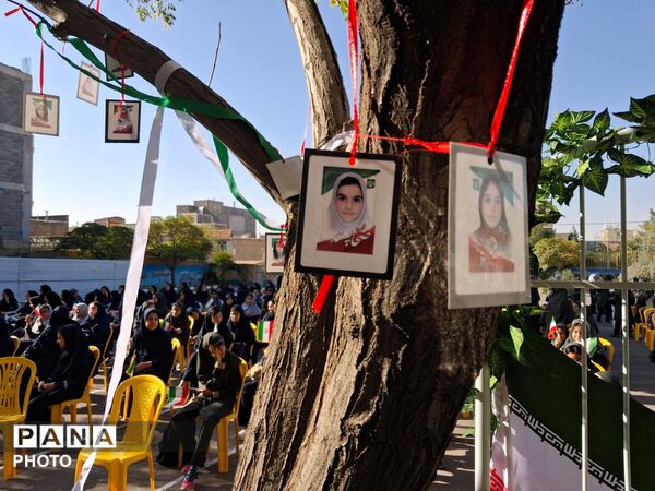 نواخته شدن زنگ آغاز سال تحصیلی در دبیرستان نمونه وکیلی ۱۰