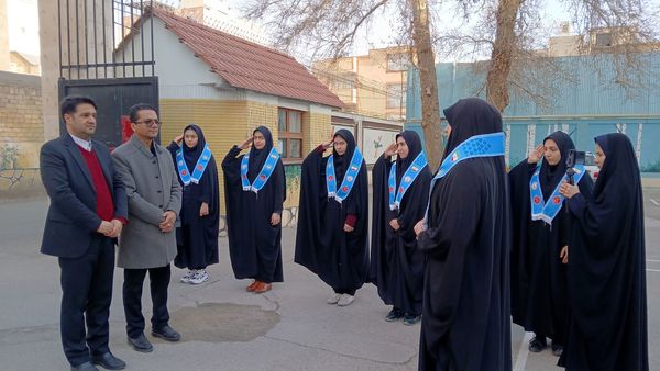 نواختن رنگ انقلاب  در دبیرستان مهشید مصلی نژاد