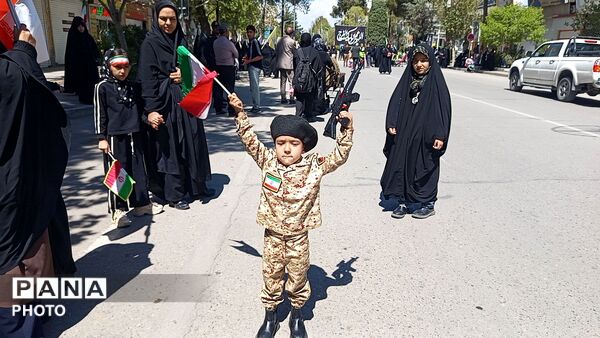 رژه‌ی کالسکه سواران در مسیر اربعین از فلکه ایران تا مسجد جامع