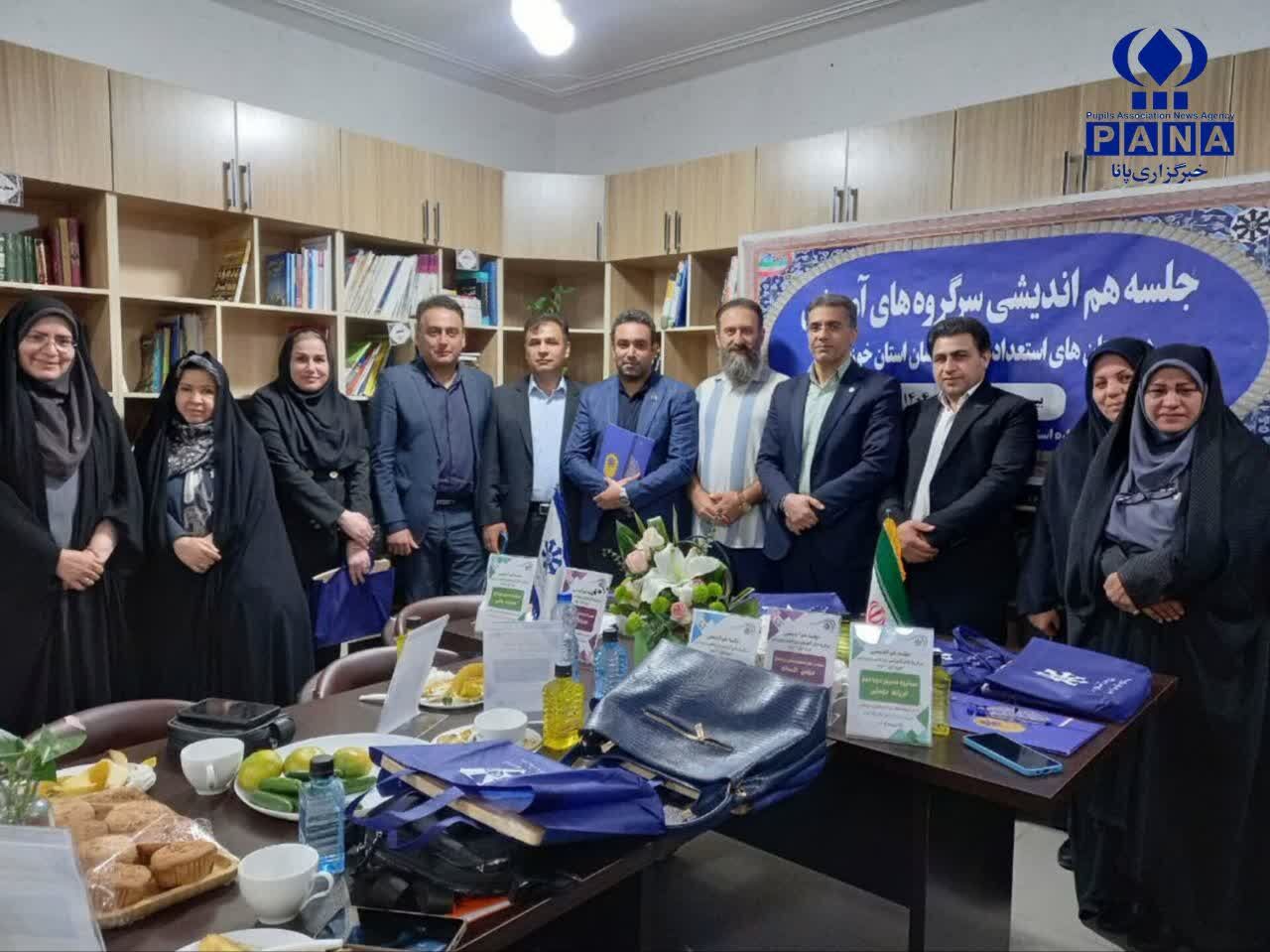 تبادل نظر میان سرگروه‌های آموزشی، نقش بسیار مؤثری در ارتقای کیفیت آموزش مدارس استعدادهای درخشان دارد