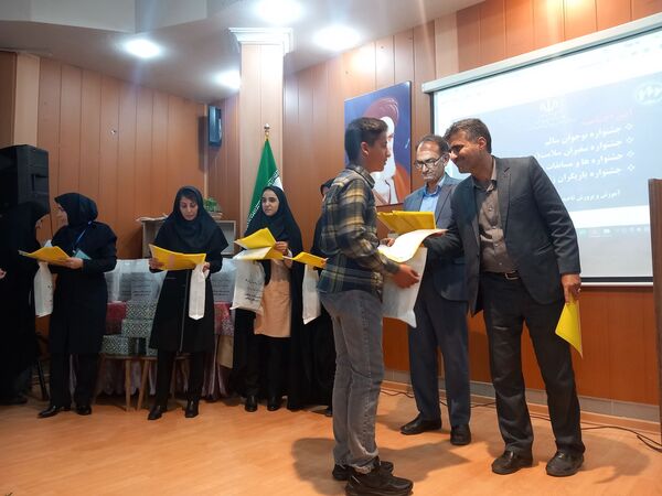 اختتامیه جشنواره سفیران سلامت،یاریگران زندگی ونوجوان سالم دردبیرستان دوره اول آرمینه مصلی نژاد