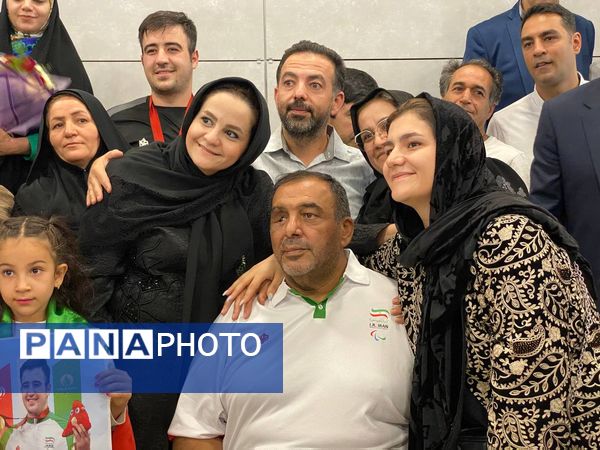 بازگشت میثم حاج بابایی قهرمان پارالمپیک به سرزمین مادری