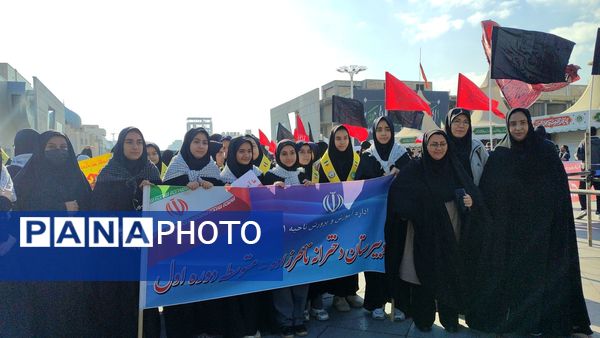 دانش آموزان شاهد تکتم ناحیه۳ ،پرچمداران راهپیمایی ۱۳ آبان
