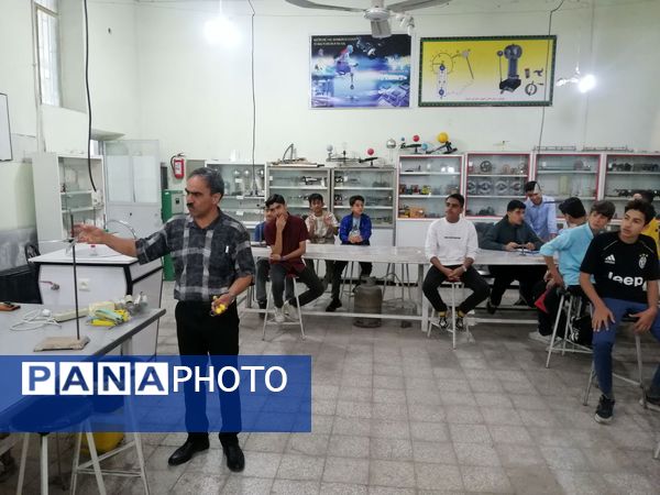 حضور دانش‌آموزان دبیرستان نمونه دانش در پژوهشسرا جابربن‌حیان