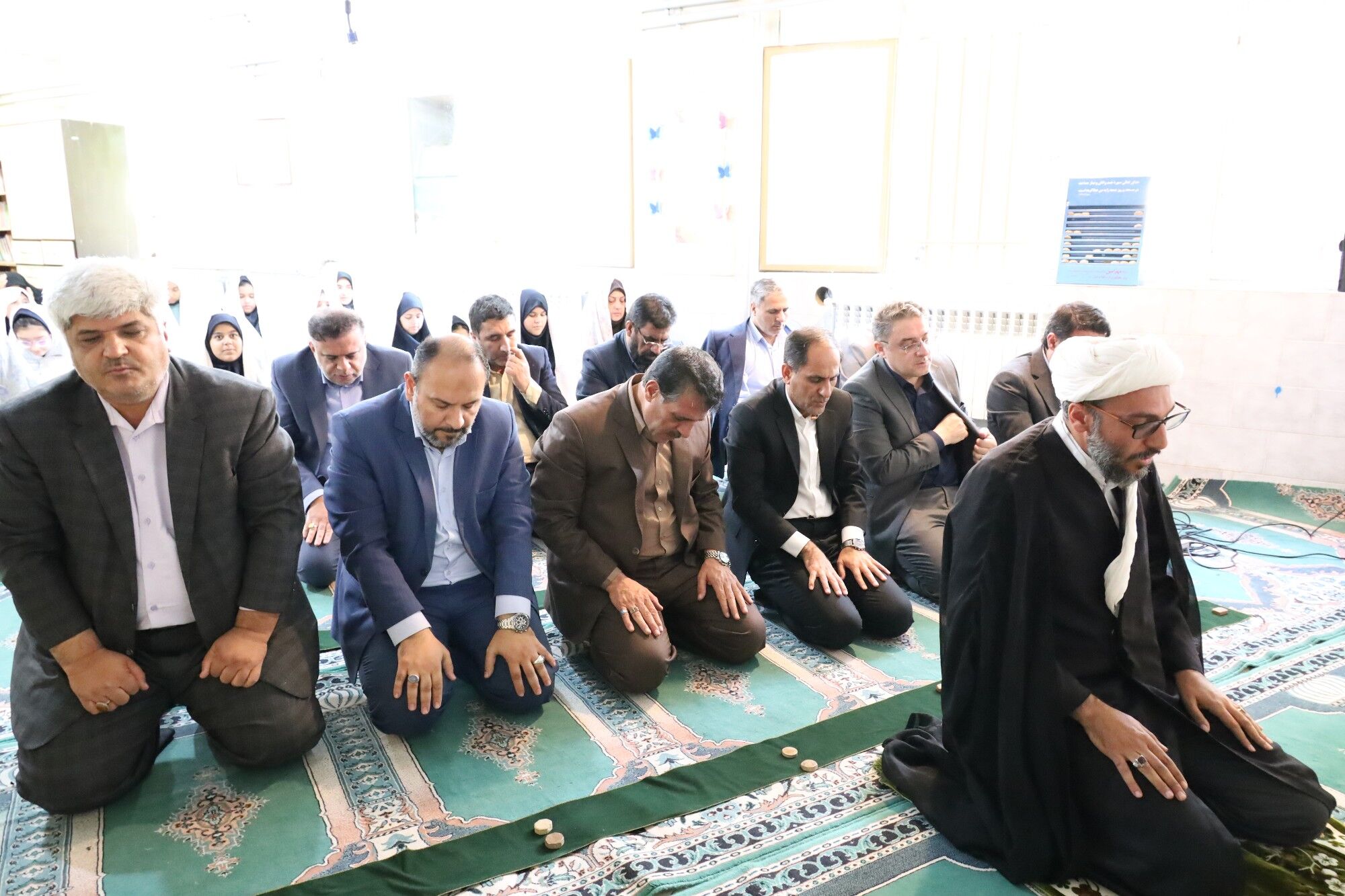 حضور معاون پرورشی و فرهنگی وزارت آموزش وپرورش در نماز جماعت آموزشگاه الزهرا شیراز
