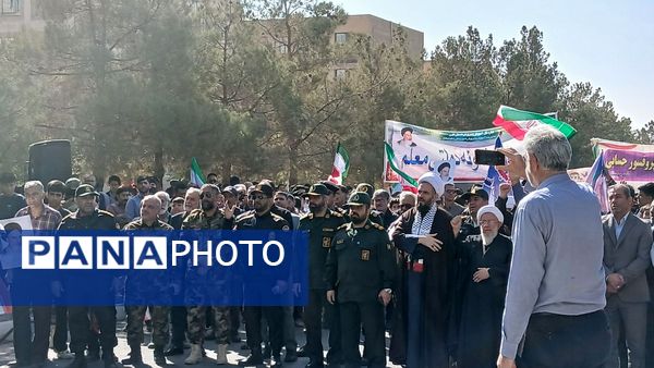 راهپیمایی 13 آبان دانش‌آموزان و مسئولین شهر مهستان