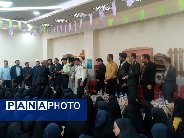برگزاری جشن عاطفه‌ها در دبیرستان دخترانه لاجوردی کاشان 