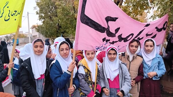 حماسه‌آفرینی دانش‌آموزان کمیجانی در راهپیمایی۱۳ آبان 
