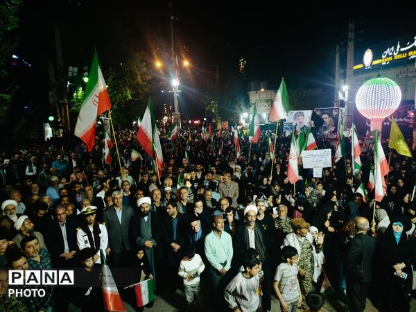 مردم گالیکش همچنان ایستاده در خیابان