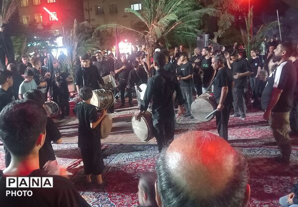 عزاداری شب عاشورا باحضورگسترده عاشقان حسینی