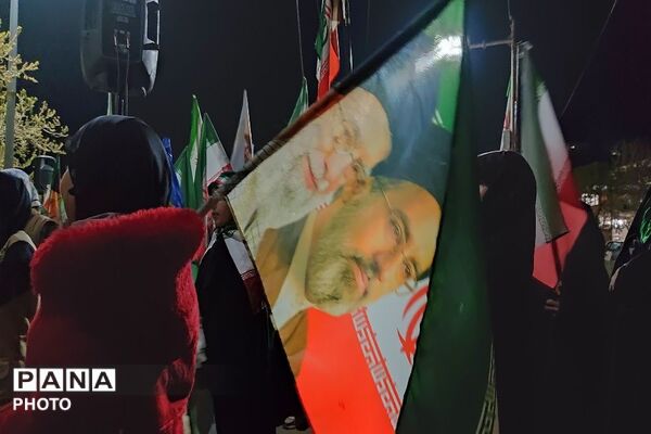 یک دنیا شاهد و مبهوت از حضور خیابانی مردم شهر بار
