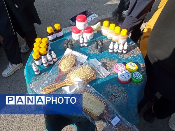 برپایی بازارچه‌ دانش‌آموزی در دبیرستان دلیری مشهد