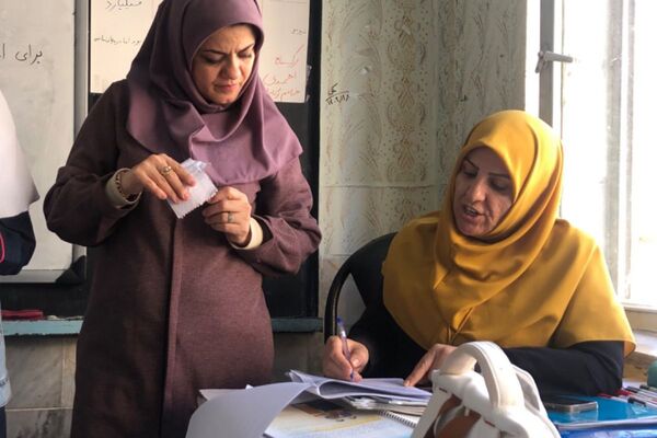 گرامیداشت دانش‌آموزان جنگ ۱۲ روزه با اهدای کتاب «از ایرانمان دفاع می‌کنیم»