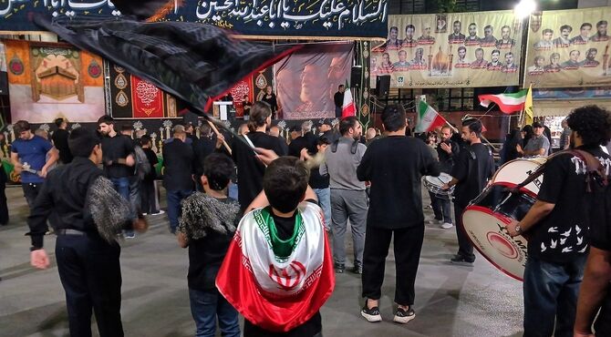 اهتزاز پرچم ایران در کنار بیرق‌های عزای سیدالشهدا (ع)