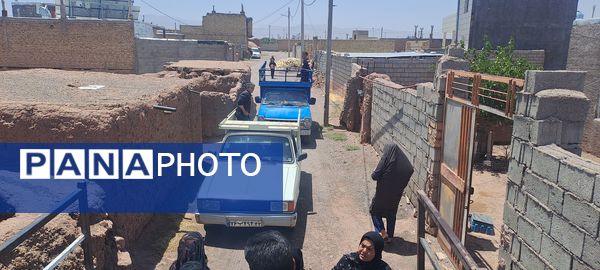 پخش نذری ظهر عاشورا در روستای حسن آباد بلهر 