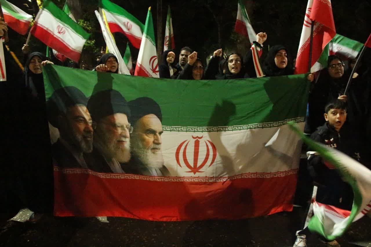 خواندن دسته جمعی سرود ملی ایران در باغ ملی یزد