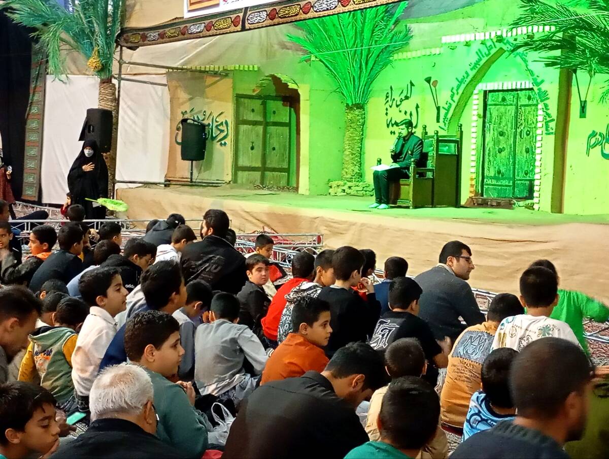 حضور دانش‌آموزان دبستان پسرانه فضیلت در نمایش آیینی یاس نبوی