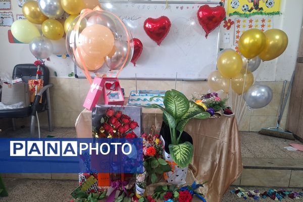 معلم مشعل دانش و چراغ هدایت است