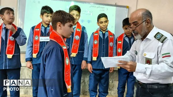 آشنایی دانش‌آموزان دبستان شهید رئیسی قم با مهارت‌های تشکیلاتی پیشتازان