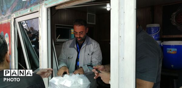 خدمت‌رسانی موکب سیمان آبیک در مسیر زائران؛ همراهی خادمان در پذیرایی و بدرقه