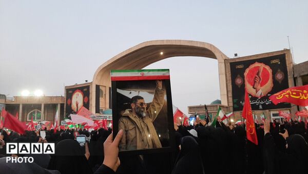 وداع پرشور نوجوانان با آقای شهید ایران 