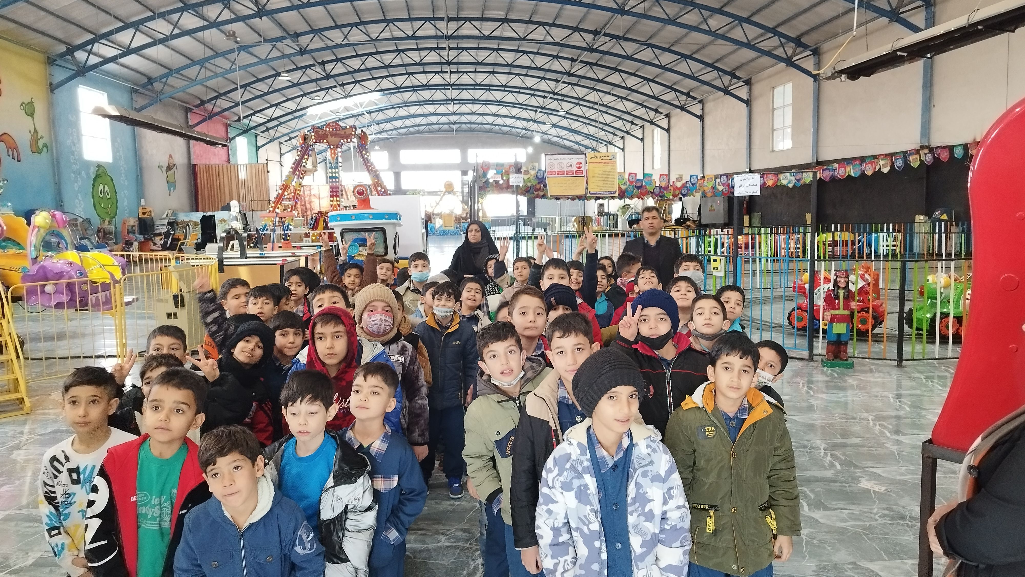اردوی دانش‌آموزان مدرسه مبین در شهربازی پارک کوثر شیروان