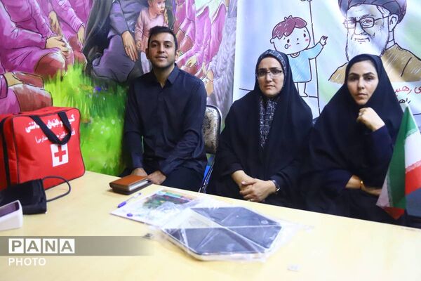 سوگواره شبانه دانش آموزان تبریز در تجمعات مردمی برای رهبر شهید