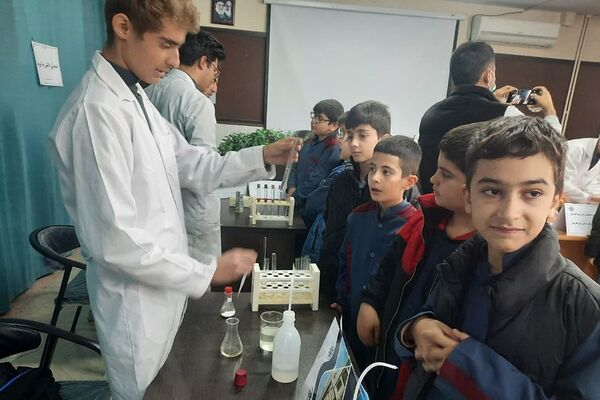 نمایشگاه آزمایشگاهی در دبیرستان استعدادهای درخشان شهید بهشتی رودهن 
