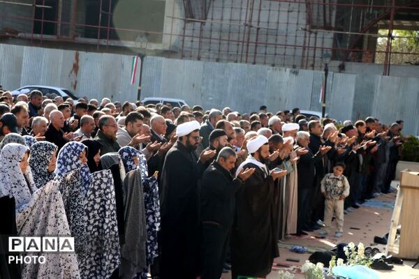 اجتماع مومنانه مردم زرقان در عید سعید فطر 