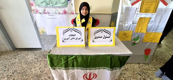 انتخابات شورای دانش آموزی در دبیرستان دخترانه امید 
