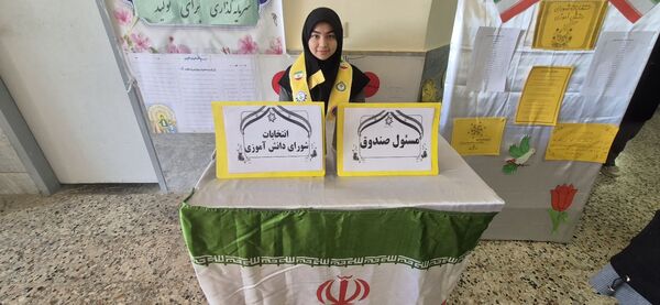 انتخابات شورای دانش آموزی در دبیرستان دخترانه امید 