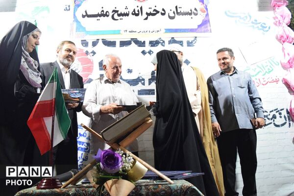 وداع با دوران ابتدایی؛ جشن فارغ‌التحصیلی ششم‌دختران «شیخ مفید» در منطقه ۱۴