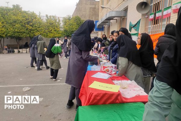 بازارچه دست سازه‌های دانش‌آموزی