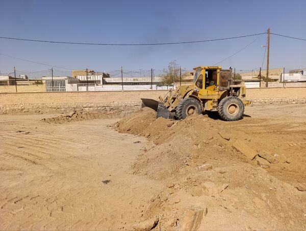 همت جوانان و نوجوانان هیات کشتی در ساخت دبستان فاطمیه ابرکوه