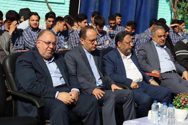 زنگ سپاس معلم در هنرستان احمدی روشن منطقه ۱۴ تهران با حضور وزیر نیرو نواخته شد