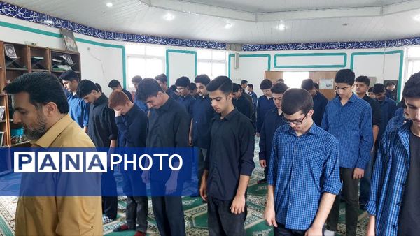برگزاری نماز جماعت و زیارت عاشورا در دبیرستان شاهد