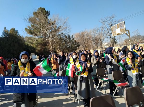نواختن زنگ انقلاب در دبیرستان بنت‌الهدی صدر رضویه