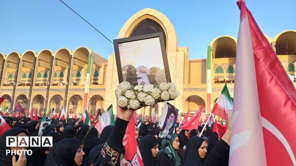 حضور فرهنگیان در آیین وداع با پیکر مطهر رهبر شهید در مصلی تهران 