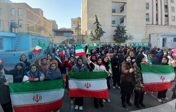 نواختن زنگ انقلاب در دبیرستان شهید محمدکاظم موسوی ناحیه ۲ کرج و شهرستان فردیس 