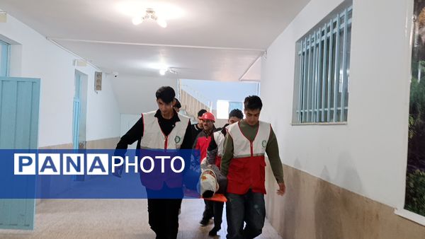 دانش‌آموزان ملکان در خط مقدم ایمنی؛ اجرای مانور پدافند غیرعامل در مدرسه امام حسین(ع)