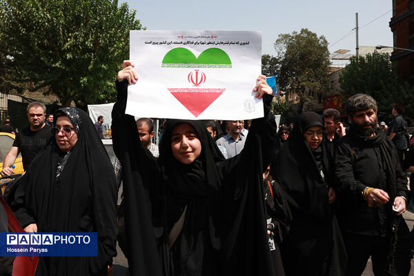 موکب «عشاق‌الحسین» سازمان دانش آموزی در راهپیمایی خانوادگی جاماندگان اربعین حسینی - تهران/ 2