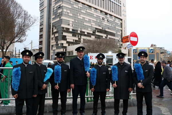 لحظه تحویل سال نو در کنار بارگاه ملکوتی امام رضا (ع)