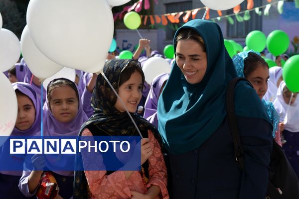 جشن میلاد حضرت زینب(س) با حضور مادران پرستار در دبستان علویان بهارستان‌دو