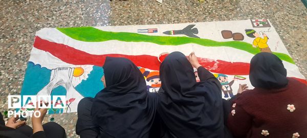  نقاشی همگانی با موضوع «ایرانِ قوی» در دبیرستان اهل‌البیت ناحیه 4 کرج 