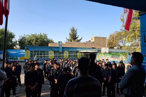 تجلیل دبیرستان شهید قمی از پدران مسئول در نیروی انتظامی و آتش‌نشانی